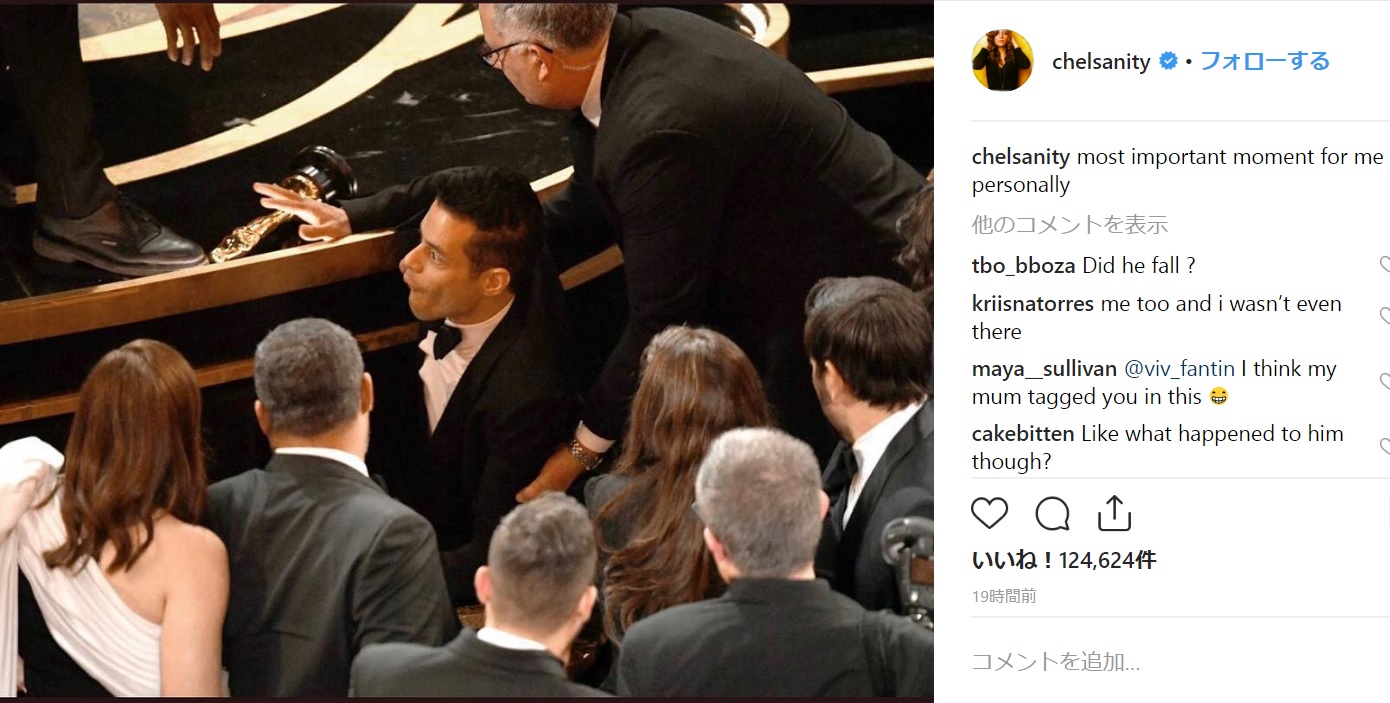 ステージから落下したラミ・マレック（画像は『Chelsea Peretti　2019年2月24日付Instagram「most important moment for me personally」』のスクリーンショット）