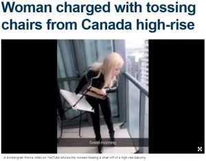 【海外発！Breaking News】マンション45階バルコニーから椅子を投げ落とした19歳女（カナダ）＜動画あり＞