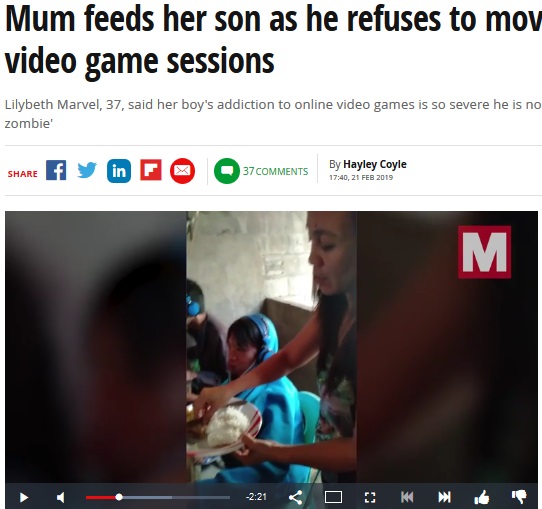 ネットカフェでゲームに夢中になる息子に食事を運ぶ母親（画像は『Mirror　2019年2月21日付「Mum feeds her son as he refuses to move during 48-hour video game sessions」（Viral Press）』のスクリーンショット）