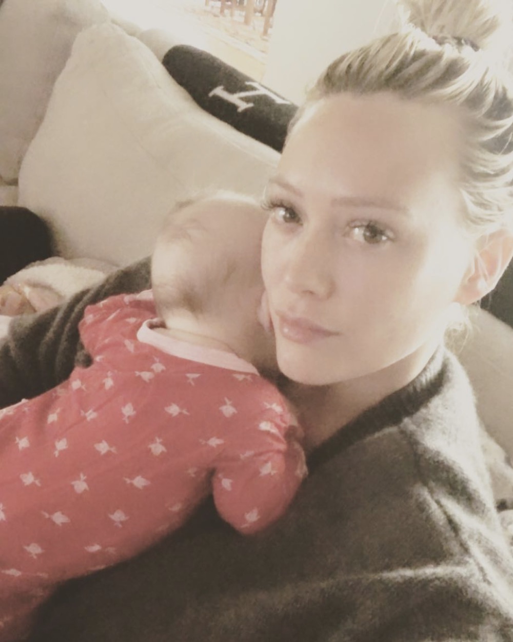 愛娘を抱っこするヒラリー（画像は『Hilary Duff　2019年1月1日付Instagram「Calling all parents of colic babies...」』のスクリーンショット）