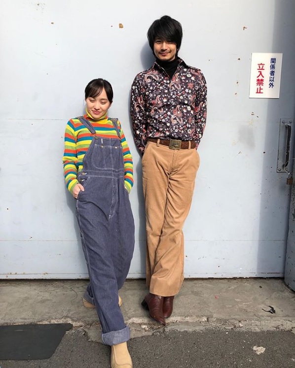 ドラマで共演した百田夏菜子と向井理（画像は『百田夏菜子 ももいろクローバーZ　2019年2月19日付Instagram「私の脇腹くらいまであるであろう向井さんの足。」』のスクリーンショット）