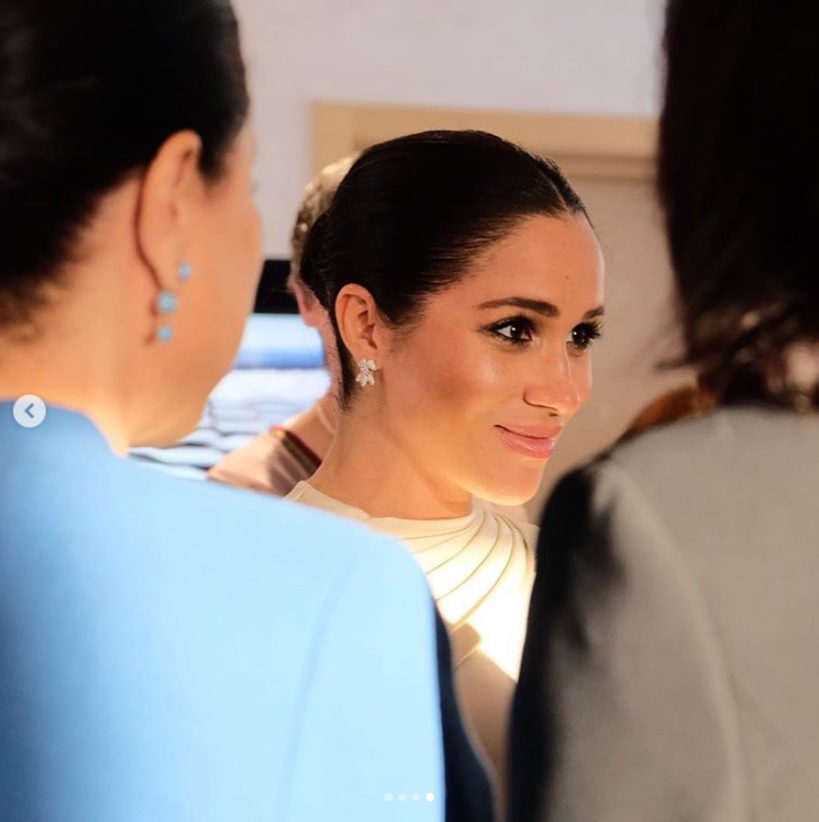 当分は飛行機での移動はお預けになるメーガン妃（画像は『Kensington Palace　2019年2月24日付Instagram「The Duke and Duchess of Sussex are greeted by the daughters of the British Ambassador, ＠reillytsa, at their residence for a reception this evening.」』のスクリーンショット）