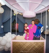 【イタすぎるセレブ達】カイリー・ジェンナー、1歳愛娘の誕生日会は遊園地「ストーミー・ワールド」で