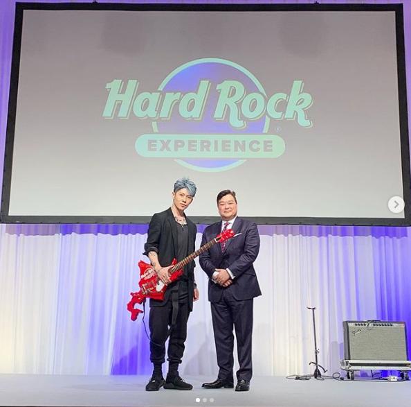 北海道型ギターを手にするMIYAVI（画像は『MIYAVI_STAFF　2019年2月5日付Instagram「＠miyavi_ishihara at The Hard Rock Family Live Reception Party」』のスクリーンショット）