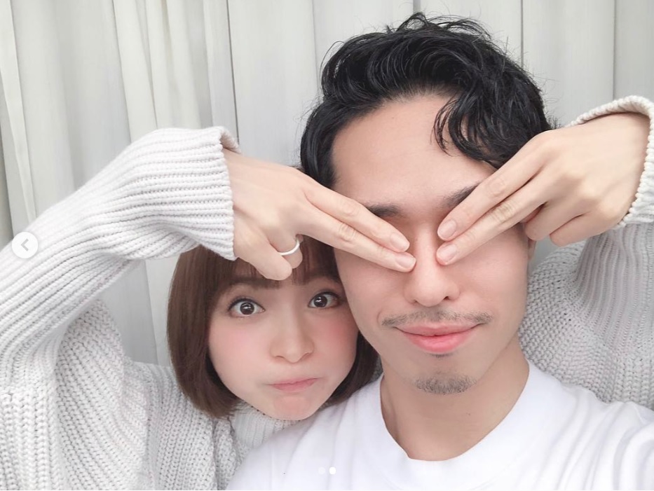 「＃必殺目隠し」と篠田麻里子（画像は『篠田麻里子　2019年2月21日付Instagram「私事で恐縮ではございますがこの度、婚姻届けを提出させて頂きました。」』のスクリーンショット）