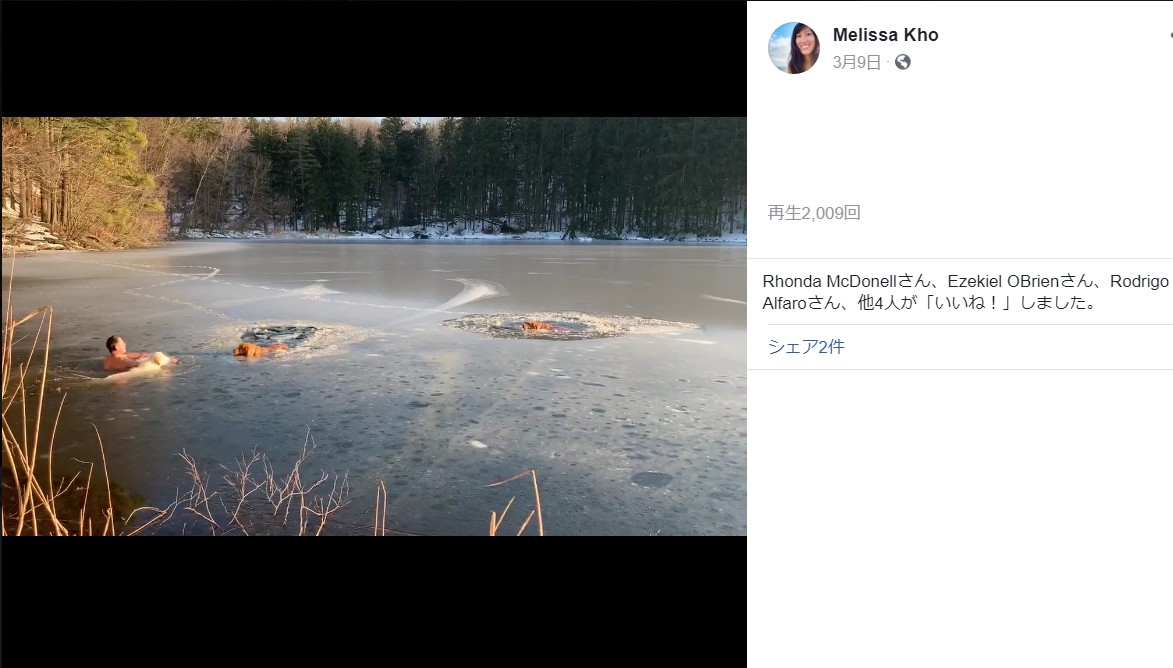 凍った湖で立ち往生する2頭の犬と救助に向かう男性（画像は『Melissa Kho　2019年3月9日付Facebook「Just witnessed something amazing: My hubby （and pup） rescuing two dogs trapped in the ice」』のスクリーンショット）