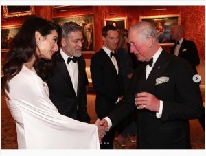 【イタすぎるセレブ達】ジョージ・クルーニー夫妻、チャールズ皇太子主催のパーティーでの写真に「英王室とのコネ作り」と批判集中