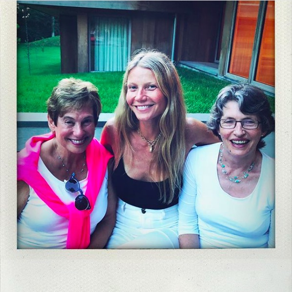元夫クリス・マーティンの母、現夫ブラッド・ファルチャックの母と一緒に（画像は『Gwyneth Paltrow　2019年3月8日付Instagram「The beauty on my left is my mother in law, ＃nancyfalchuk.」』のスクリーンショット）