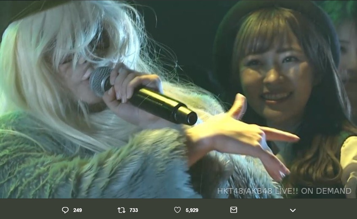DJに扮した村重杏奈と笑顔で見守る指原莉乃（画像は『村重杏奈　2019年3月2日付Twitter「7作ぶりの選抜です。」』のスクリーンショット）