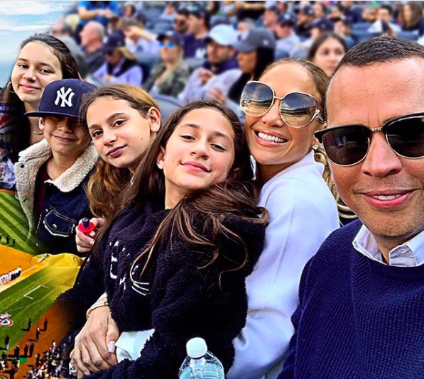 ヤンキース戦を楽しむジェニファー＆アレックス、4人の子供達（画像は『Jennifer Lopez　2019年3月30日付Instagram「Take me out to the ball game...」』のスクリーンショット）