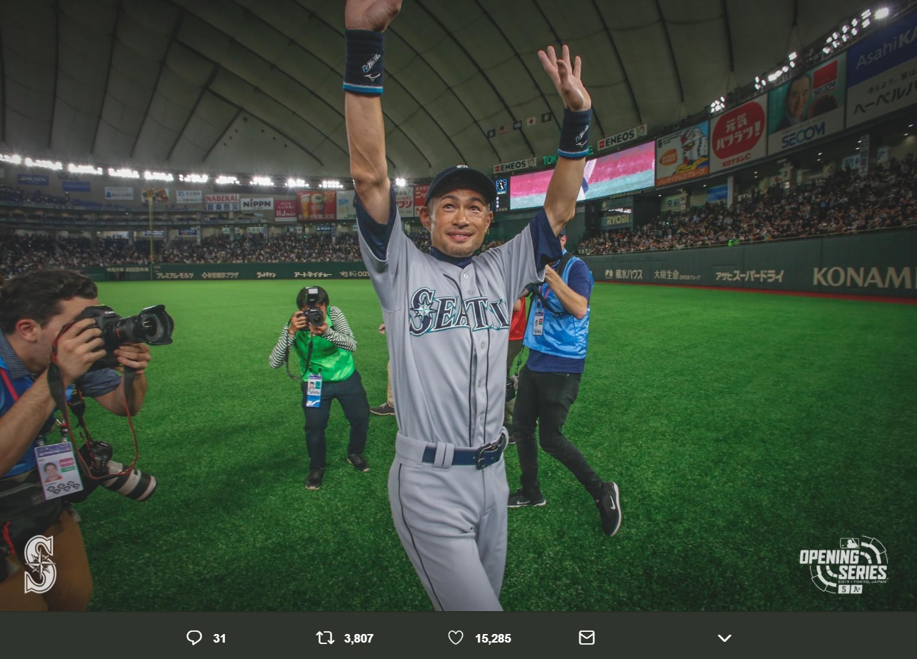 引退試合を終えて、ファンに手を振るイチロー選手（画像は『Seattle Mariners　2019年3月22日付Twitter「I-CHI-RO! I-CHI-RO! I-CHI-RO!」』のスクリーンショット）