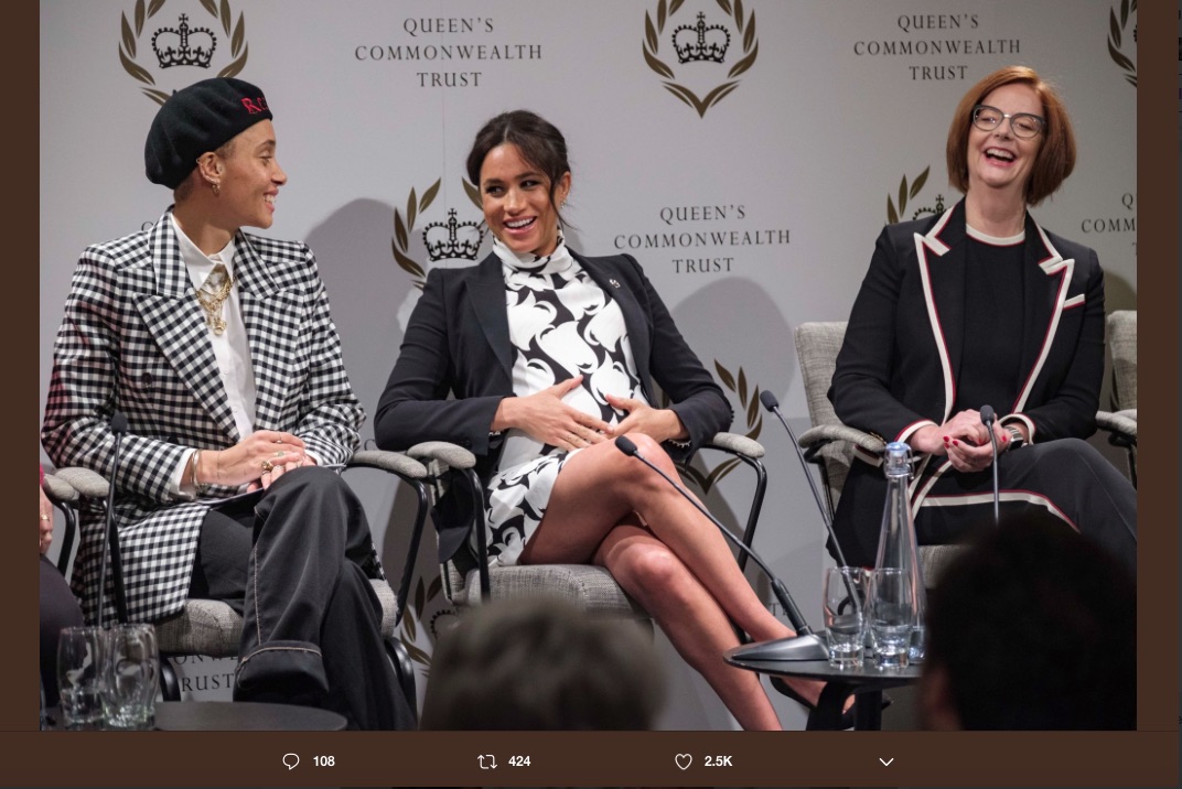 ミニワンピースで足を組むメーガン妃（画像は『Kensington Palace　2019年3月8日付Twitter「The Duchess of Sussex joins today’s unique ＃InternationalWomensDay panel, convened by ＠QueensComTrust」』のスクリーンショット）