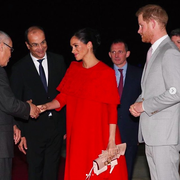 産休明けの公務も視野に入れているメーガン妃（画像は『Kensington Palace　2019年2月23日付Instagram「The Duchess of Sussex greets Moroccan officials as Their Royal Highnesses land at Casablanca this evening.」（PA）』のスクリーンショット）