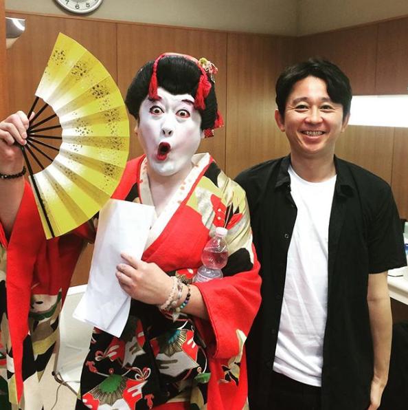 コウメ太夫と有吉弘行（画像は『有吉弘行　2019年3月7日付Instagram「昔の写真。舞妓さんと。」』のスクリーンショット）