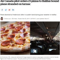 【海外発！Breaking News】駐機場で缶詰めになった乗客らに機長、デリバリーピザを振る舞う（カナダ）