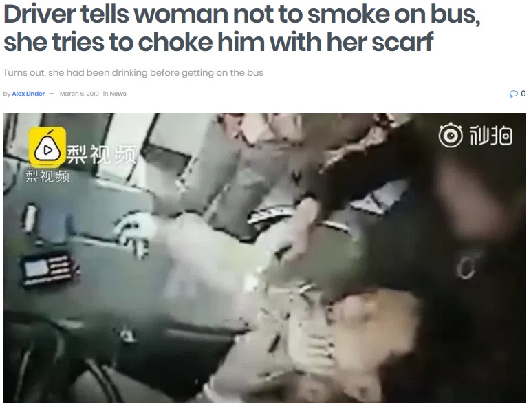 喫煙を注意され逆上した女、スカーフで運転手の首を絞める（画像は『shanghaiist　2019年3月6日付「Driver tells woman not to smoke on bus, she tries to choke him with her scarf」（PairVideo）』のスクリーンショット）