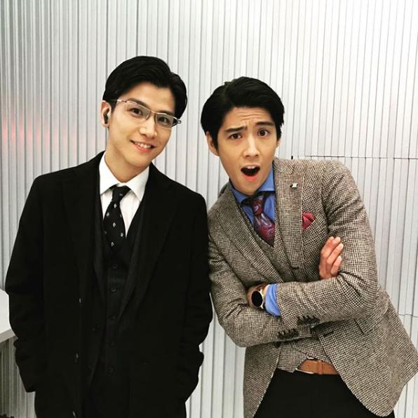 岩田剛典と賀来賢人（画像は『賀来賢人　2019年3月14日付Instagram「岩田くんと。同い年。」』のスクリーンショット）