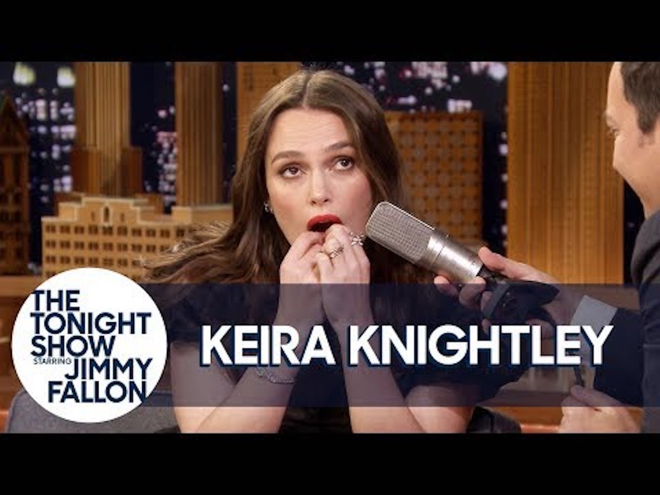 キーラ・ナイトレイが歯を使って…（画像は『The Tonight Show Starring Jimmy Fallon　2019年3月12日公開 YouTube「Keira Knightley Plays “Despacito” on Her Teeth and Reveals a “Love Actually” Secret」』のサムネイル）
