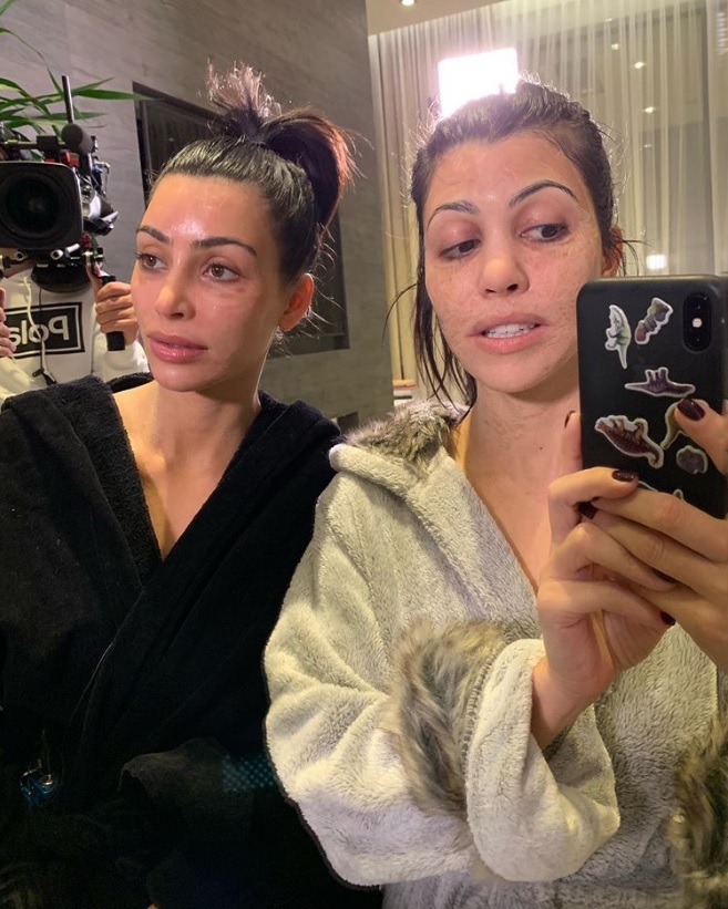 パック使用中の顔に「誰だかわからなかった！」の声も（画像は『Kourtney Kardashian　2019年2月27日付Instagram「Kim convinced me to use this face mask and I feel stunning.」』のスクリーンショット）