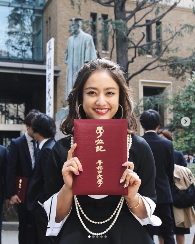 大学卒業を報告した谷まりあ（画像は『谷まりあ Maria.T　2019年3月25日付Instagram「3/25を持って早稲田大学を無事卒業しました」』のスクリーンショット）