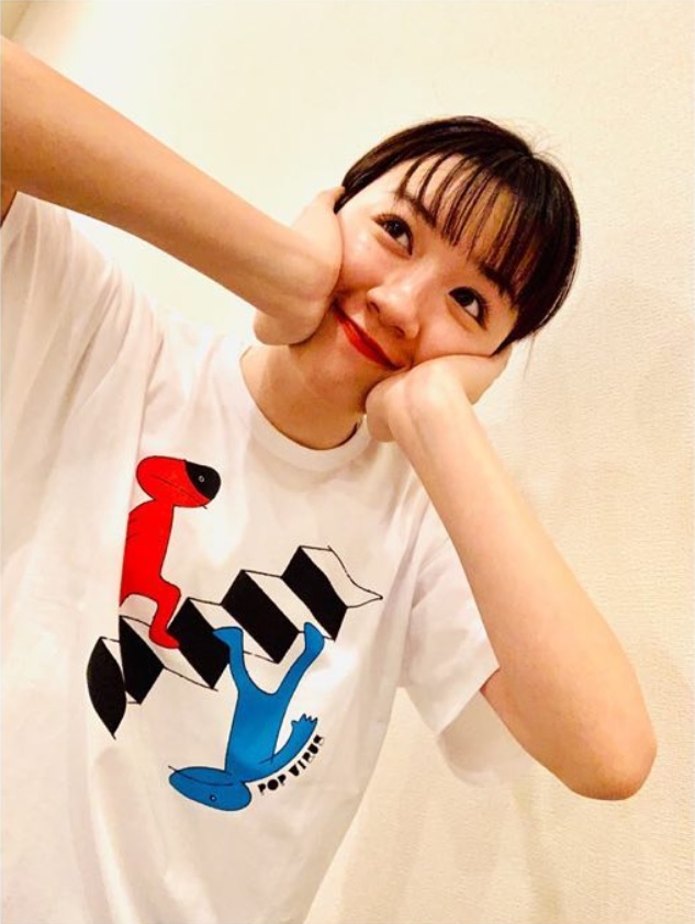 星野源『POP VIRUS』Tシャツを着た永野芽郁（画像は『永野芽郁　2019年3月1日付Instagram「ぐへへへへ。幸せな時間。」』のスクリーンショット）