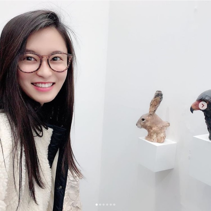 眼鏡姿の小島瑠璃子（画像は『小島瑠璃子　2019年3月10日付Instagram「アートフェア東京2019 ＠kurama_sao と。」』のスクリーンショット）