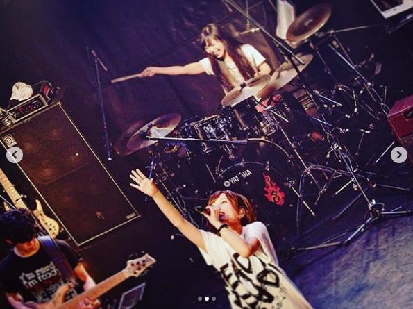 山本彩のライブでドラムを叩くSATOKO（画像は『SATOKO　2019年3月2日付Instagram「＃山本彩全国ツアー ＃撮影ヘアメイクさん」』のスクリーンショット）