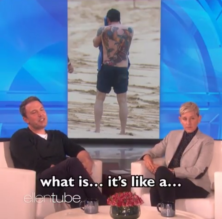 パパラッチにキャッチされたタトゥーの写真にベンは…（画像は『Ellen　2019年3月13日付Instagram「＠BenAffleck has a big back tattoo.」』のスクリーンショット）