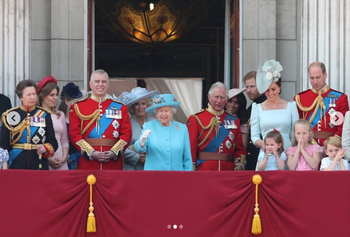 異例のガイドラインを発表した英王室（画像は『The Royal Family　2018年6月9日付Instagram「Following Trooping the Colour, on the occasion of Her Majesty’s 92nd Birthday, members of The Royal Family stand on the balcony to watch a fly past.」（PA）』のスクリーンショット）