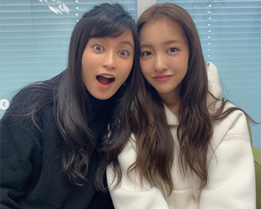 小島瑠璃子と板野友美（画像は『板野友美　2019年3月2日付Instagram「こじまる お仕事で久々に会えて嬉しかった♪」』のスクリーンショット）