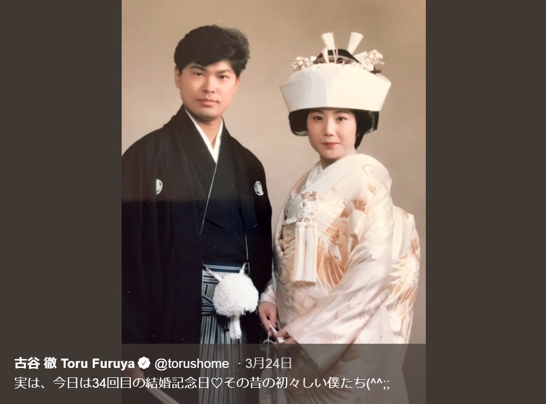 古谷徹が結婚記念日に投稿した新郎新婦姿（画像は『古谷徹 Toru Furuya　2019年3月24日付Twitter「実は、今日は34回目の結婚記念日」』のスクリーンショット）