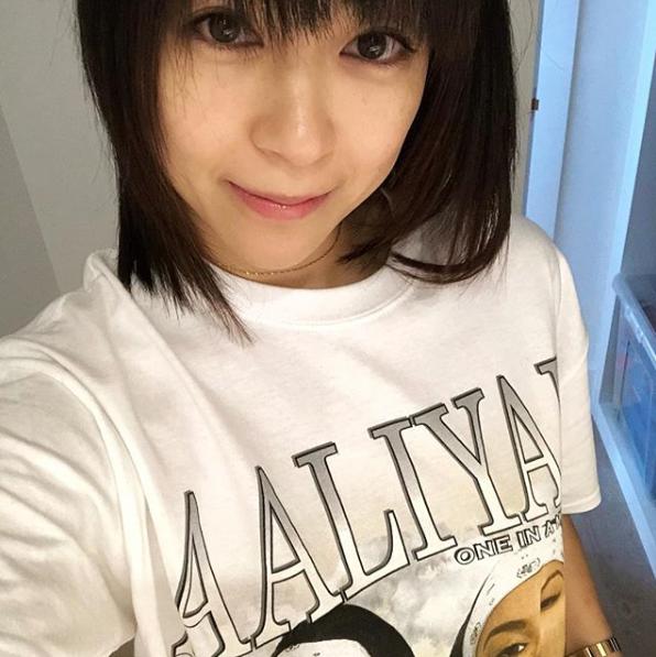 宇多田ヒカル、おニューのTシャツを着て自撮り（画像は『Hikaru Utada　2018年9月24日付Instagram「Had to show off my new T-shirt」』のスクリーンショット）