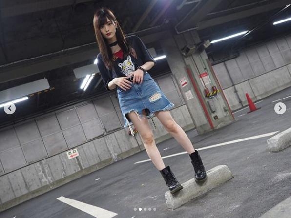 山本彩のデニム・ミニスカートスタイル（2018年7月2日投稿）（画像は『山本彩 Sayaka Yamamoto　2018年7月2日付Instagram「7/1…」』のスクリーンショット）