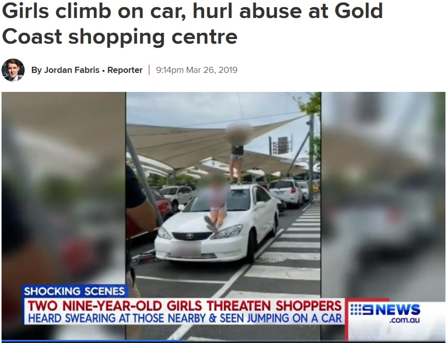 ショッピングセンター駐車場で大暴れする9歳少女達（画像は『9News　2019年3月26日付「Girls climb on car, hurl abuse at Gold Coast shopping centre」』のスクリーンショット）