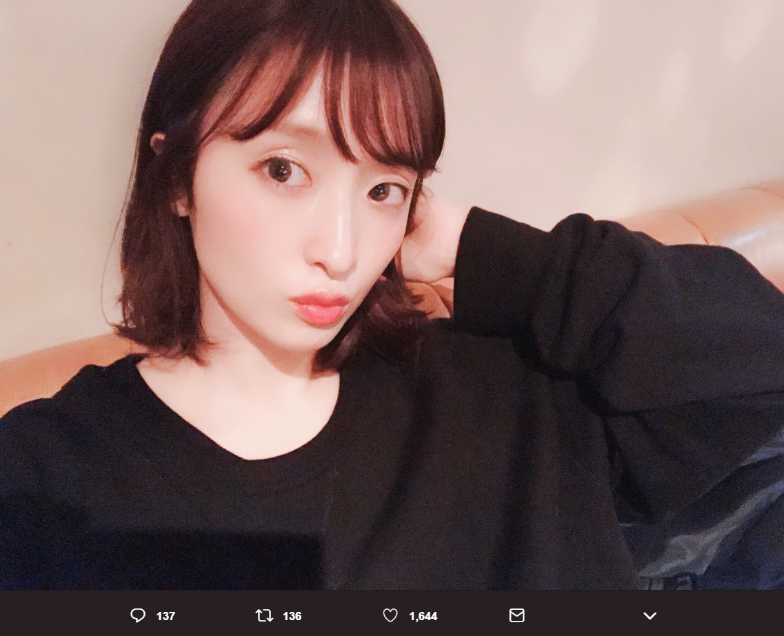 髪を切った梅田彩佳（画像は『梅田彩佳　2019年4月22日付Twitter「夜中にさらっと投稿してみる。。。」』のスクリーンショット）