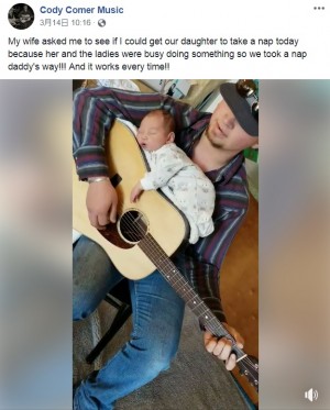 【海外発！Breaking News】パパが奏でるギターの上でスヤスヤ眠る赤ちゃん（米）＜動画あり＞