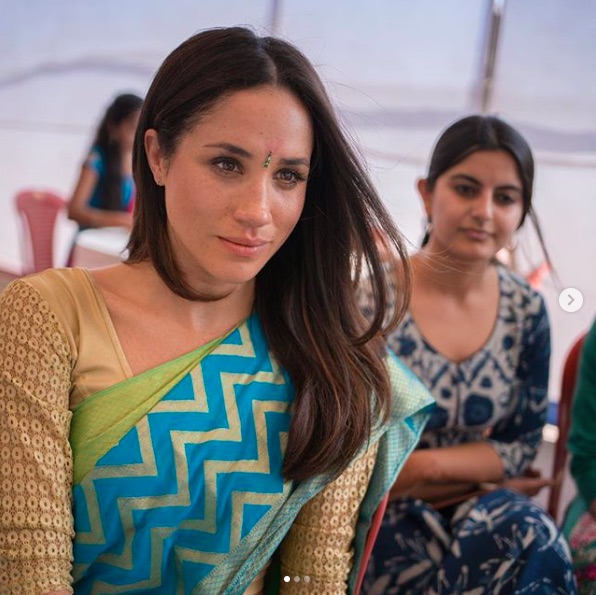 サリー姿のメーガン妃（画像は『World Vision UK　2019年4月17日付Instagram「As the world anticipates the arrival of the ＃royalbaby, we look back at the Duchess of Sussex’s trip to India with ＃worldvision in January 2017」』のスクリーンショット）