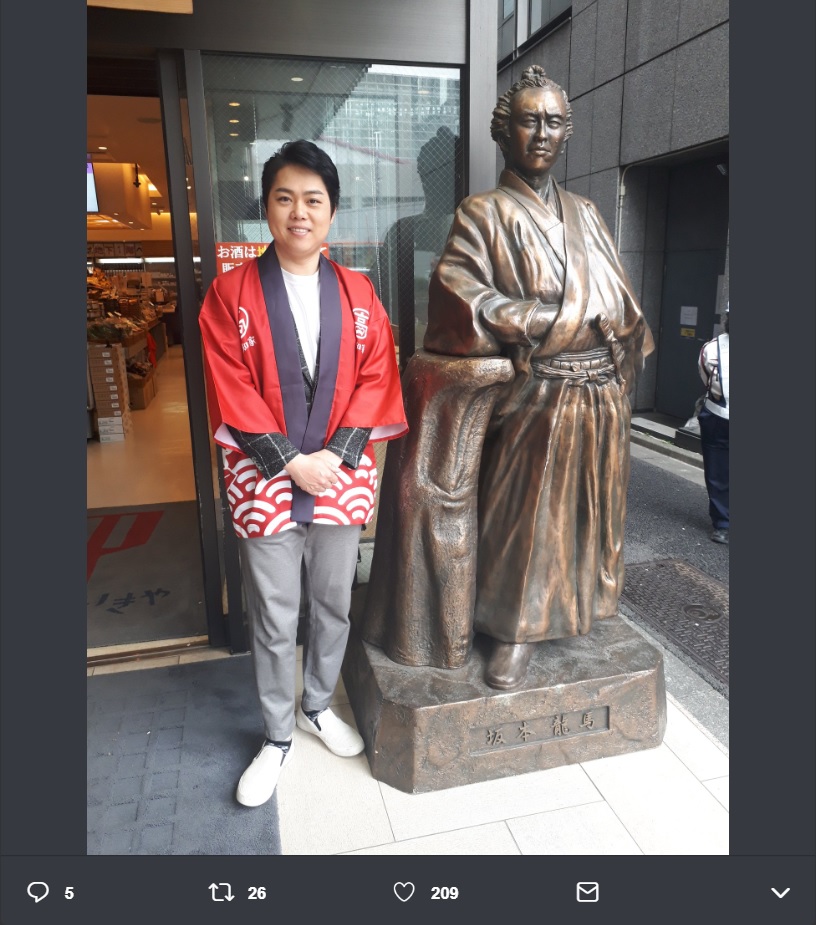 三山ひろしと坂本龍馬の銅像（画像は『日本クラウン 演歌・歌謡曲《公式》　2019年4月11日付Twitter「三山ひろし、高知県の観光特使でございます」』のスクリーンショット）