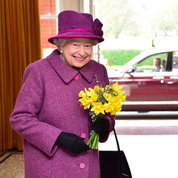 公道での運転を諦めることにしたエリザベス女王（画像は『The Royal Family　2019年3月1日付Instagram「Dydd Gŵyl Dewi Hapus!」（（C）Pressassociation）』のスクリーンショット）