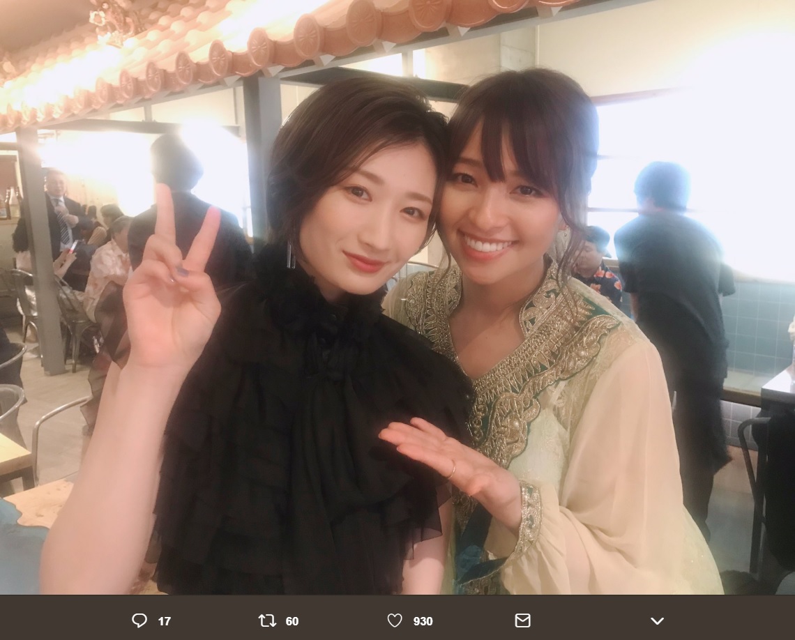 武田梨奈と水崎綾女（画像は『Rina Takeda（武田梨奈）　2019年4月22日付Twitter「「お腹すいた」って言ったらスパムおにぎりくれた。」』のスクリーンショット）