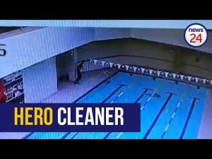 【海外発！Breaking News】プールの底に沈む男性を見た清掃員、咄嗟に飛び込み救助（南ア）＜動画あり＞