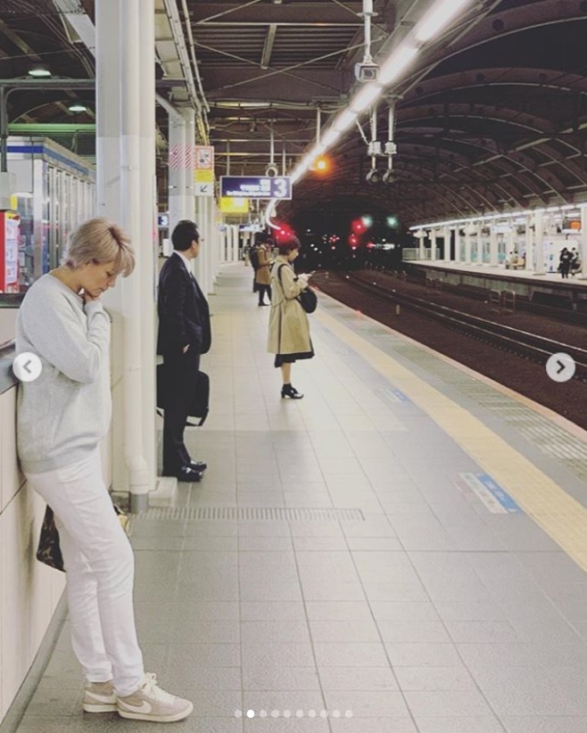 ホームで電車を待つ梅宮アンナ（画像は『Anna Umemiya　2019年4月17日付Instagram「昨日は、経堂にある焼肉屋さん ＠ichiwa.yakiniku にてご飯でした」』のスクリーンショット）