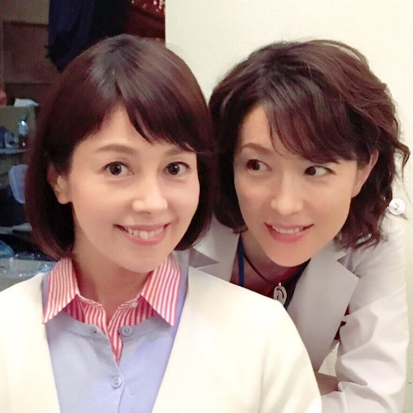『科捜研の女』で共演中の沢口靖子と若村麻由美（画像は『若村麻由美　2019年4月25日付Instagram「【告知】映画のロケ先でも「見てます！風丘先生！」と声をかけられる若村の姿をよく目にするstaff Cです。」』のスクリーンショット）