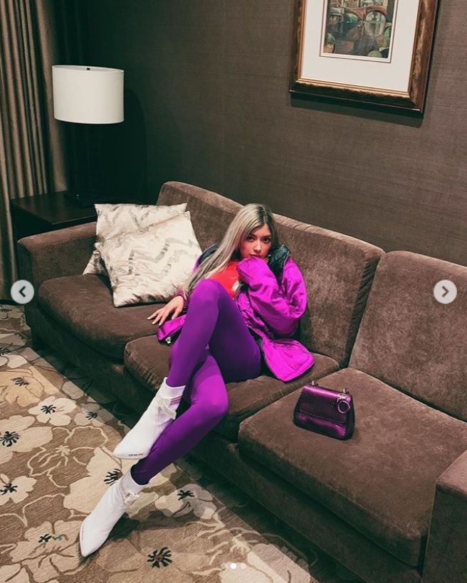 ローラに「脚どうなってんの？」の声（画像は『ROLA　2019年4月3日付Instagram「Purple and Red is my favorite color combo celebrating my birthday in Korea photo by ＠__niki22 Thank you so much!」』のスクリーンショット）