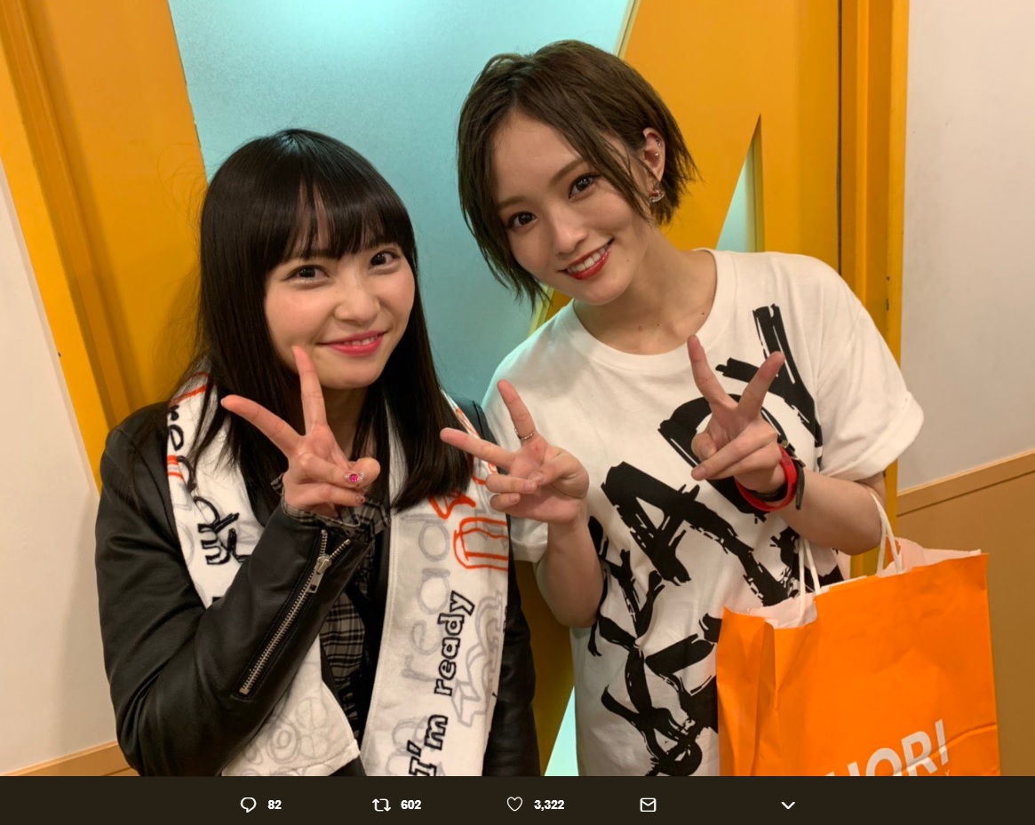 NMB48堀詩音とOGの山本彩（画像は『堀詩音（NMB48）　2019年4月9日付Twitter「彩さんのツアーへ行ってきました！」』のスクリーンショット）