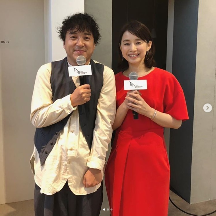 テレビCMで共演中のムロツヨシと石田ゆり子（画像は『石田ゆり子　2019年4月9日付Instagram「PanasonicのTokyo リノベーションミュージアム（略してTRM）のグランドオープン記者発表会。」』のスクリーンショット）