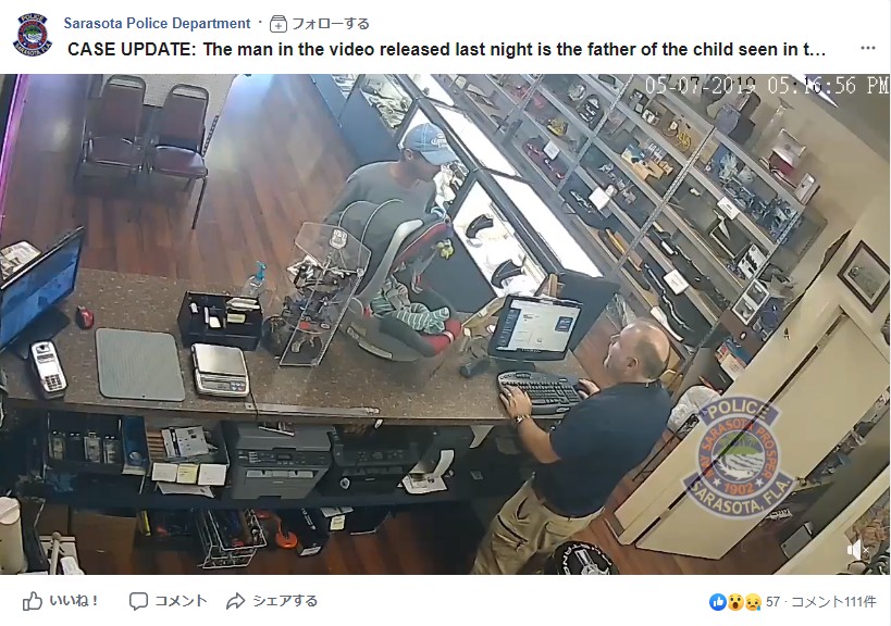 チャイルドシートごと我が子を持ち込んだ父親（画像は『Sarasota Police Department　2019年5月7日付Facebook「CASE UPDATE: The man in the video released last night is the father of the child seen in the infant carrier.」』のスクリーンショット）