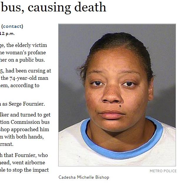 バス乗降口で高齢者を突き飛ばし死なせた女（画像は『Las Vegas Sun Newspaper　2019年5月8日付「Police: Woman violently shoved elderly man out of bus, causing death」（METRO POLICE）』のスクリーンショット）