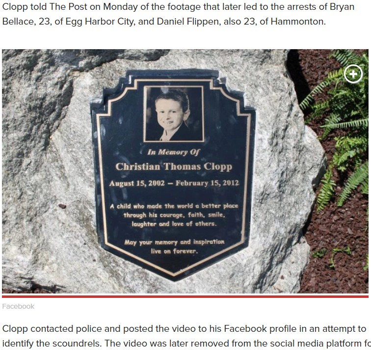無慈悲な男達に放尿された追悼記念碑（画像は『New York Post　2019年5月20日付「Two charged after video shows man urinating on memorial for boy who died from cancer」（Facebook）』のスクリーンショット）
