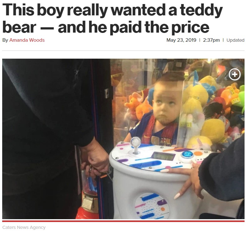 テディベアを取ろうとした結果…（画像は『New York Post　2019年5月23日付「This boy really wanted a teddy bear — and he paid the price」（Caters News Agency）』のスクリーンショット）